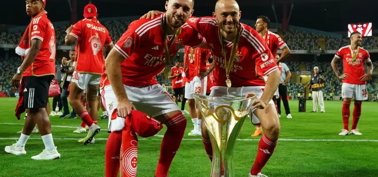 Kökçü helpt Benfica met assist aan Portugese supercup, weer rood voor Pepe