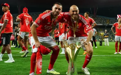 Kökçü helpt Benfica met assist aan Portugese supercup, weer rood voor Pepe