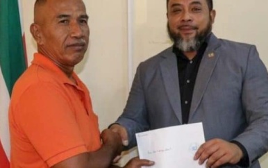 Minister Somohardjo reikt eerste beschikkingen vervroegd pensioen uit