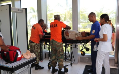 De Amerikaanse ambassade biedt crisisbeheersingstraining aan de eerstehulpverleners van Suriname