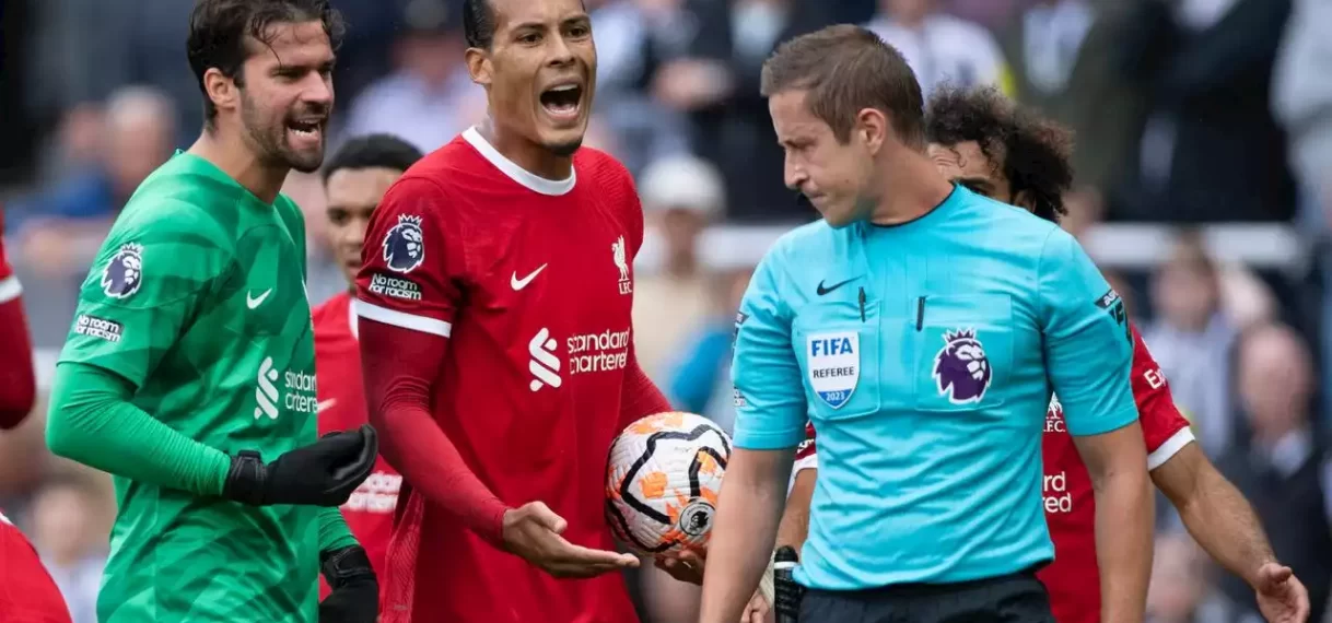 Van Dijk moet vrezen voor fikse schorsing na rode kaart en tirade tegen arbiter