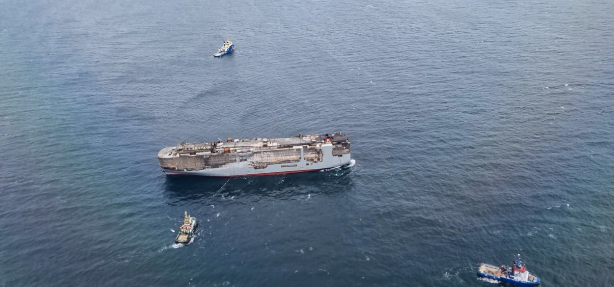 UPDATE: Brand op vrachtschip bij Ameland lijkt gedoofd, maar kan weer oplaaien