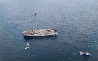 UPDATE: Brand op vrachtschip bij Ameland lijkt gedoofd, maar kan weer oplaaien