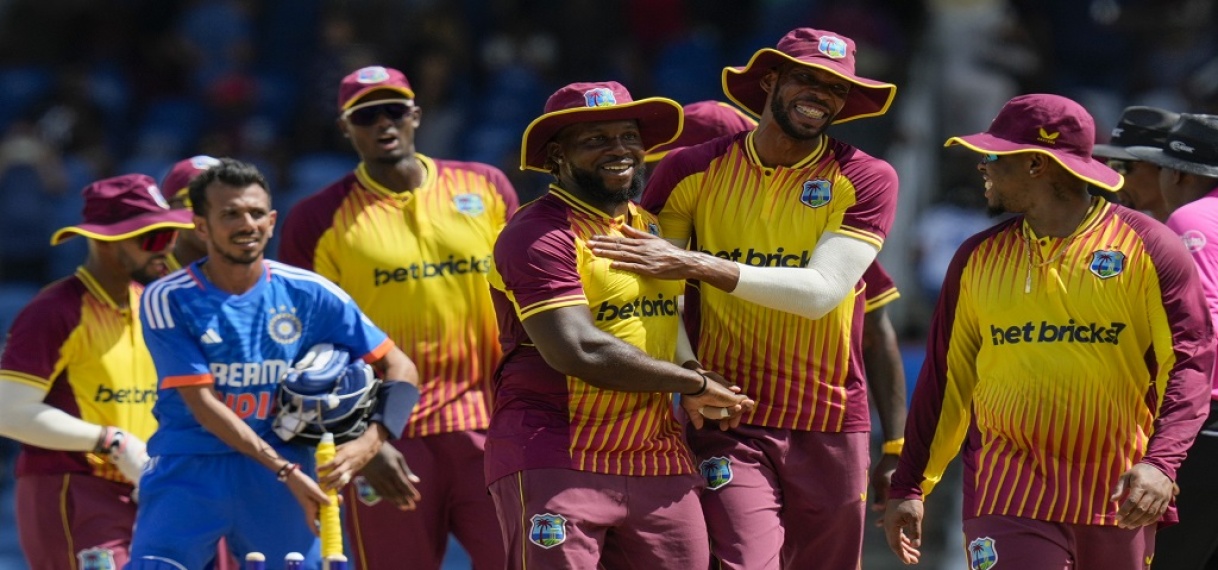 West-Indië verslaat India met vier runs en neemt voorsprong in T20I-serie