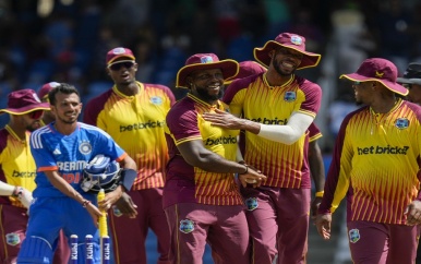 West-Indië verslaat India met vier runs en neemt voorsprong in T20I-serie
