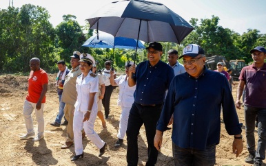 Regering streeft om weg tussen Apoera en Nickerie voor eind 2024 op te leveren