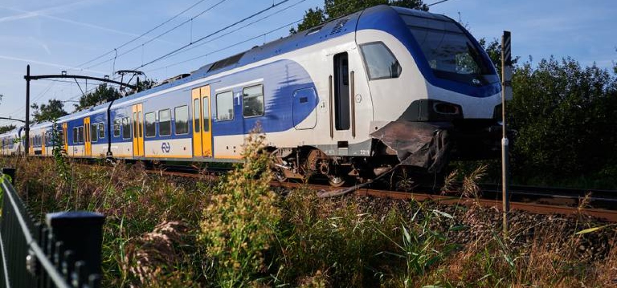 Ravage op spoor doordat trein tegen aanhanger met dakpannen botst