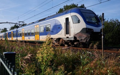 Ravage op spoor doordat trein tegen aanhanger met dakpannen botst