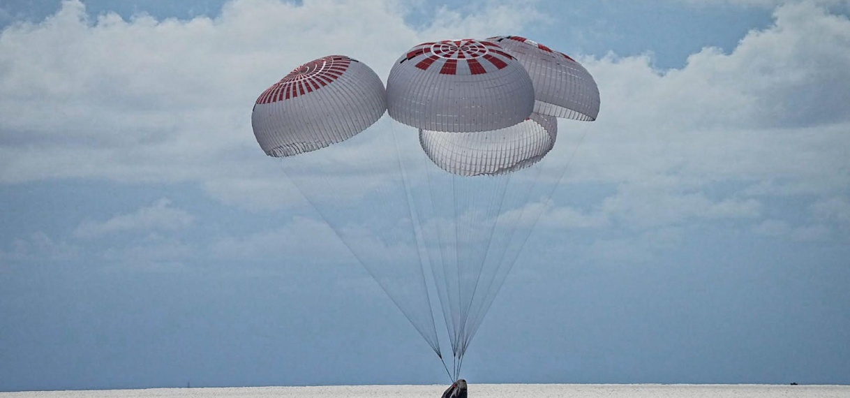 Astronauten landen met parachutes in oceaan na ruimtereis