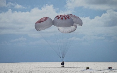 Astronauten landen met parachutes in oceaan na ruimtereis