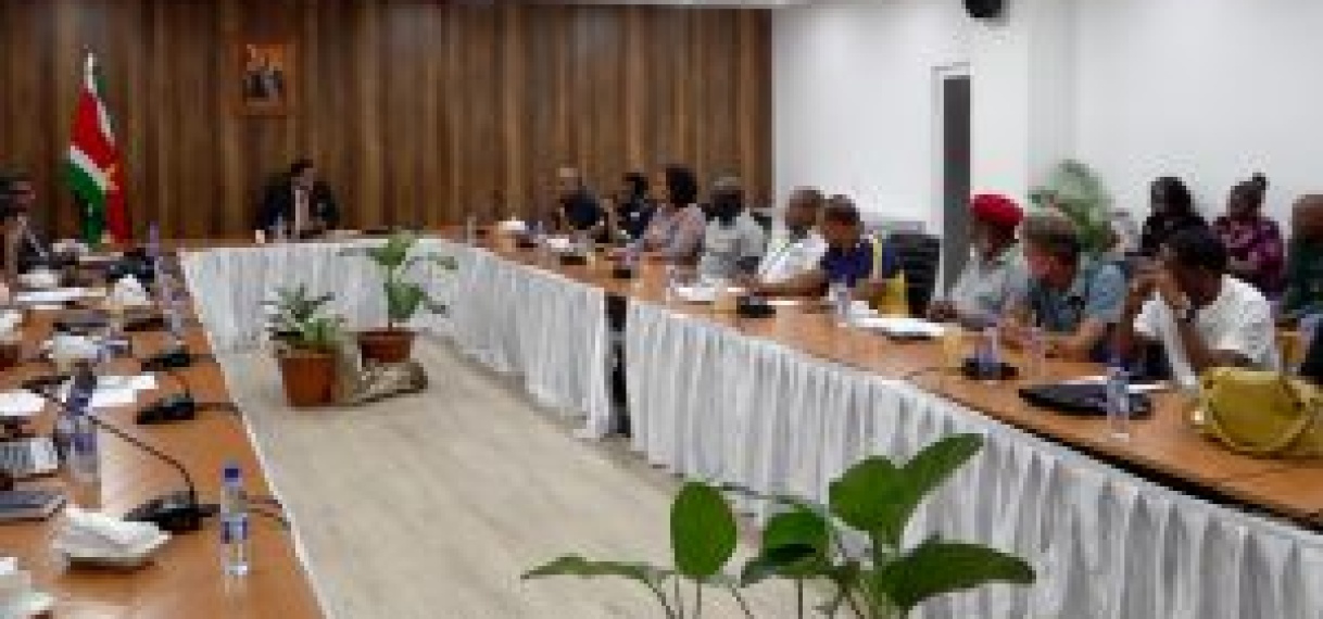 Vakbonden en President Santokhi in overleg over btw-wet