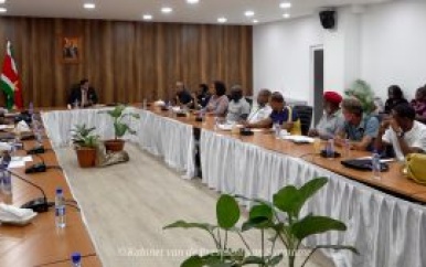 Vakbonden en President Santokhi in overleg over btw-wet