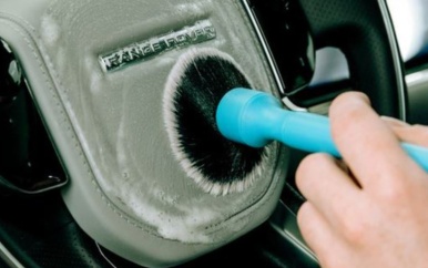 Auto die voor interieurschoonmaak was aangeboden, is gestolen; jeugdige verdachte aangehouden