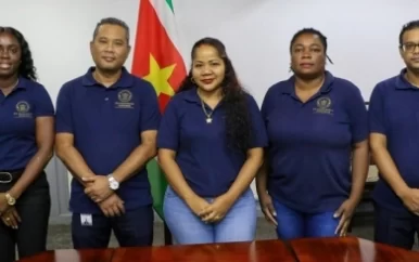 DNA-medewerkers Suriname lopen stage bij Tweede Kamer Nederland