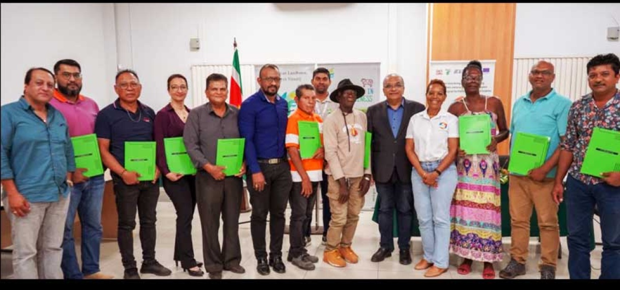 Agro-ondernemers met auditieve beperking ondertekenen contract met LVV