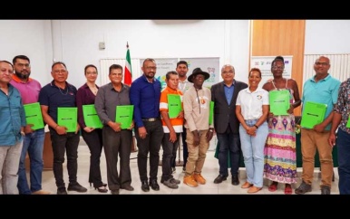 Agro-ondernemers met auditieve beperking ondertekenen contract met LVV