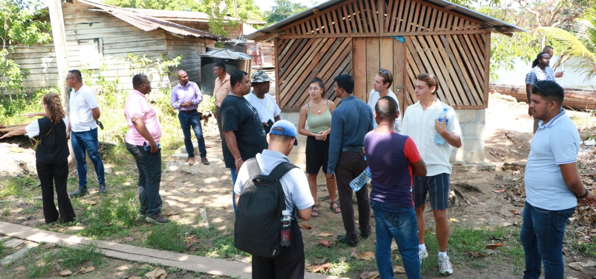 Studenten TU Delft geven presentatie over wateroverlast te Ricanaumofo
