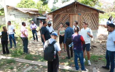 Studenten TU Delft geven presentatie over wateroverlast te Ricanaumofo