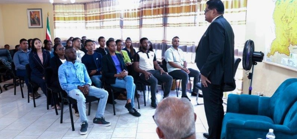 President Santokhi bemoedigt Surinaamse studenten op Cuba