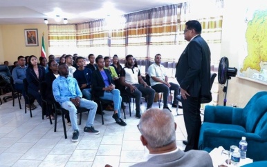 President Santokhi bemoedigt Surinaamse studenten op Cuba