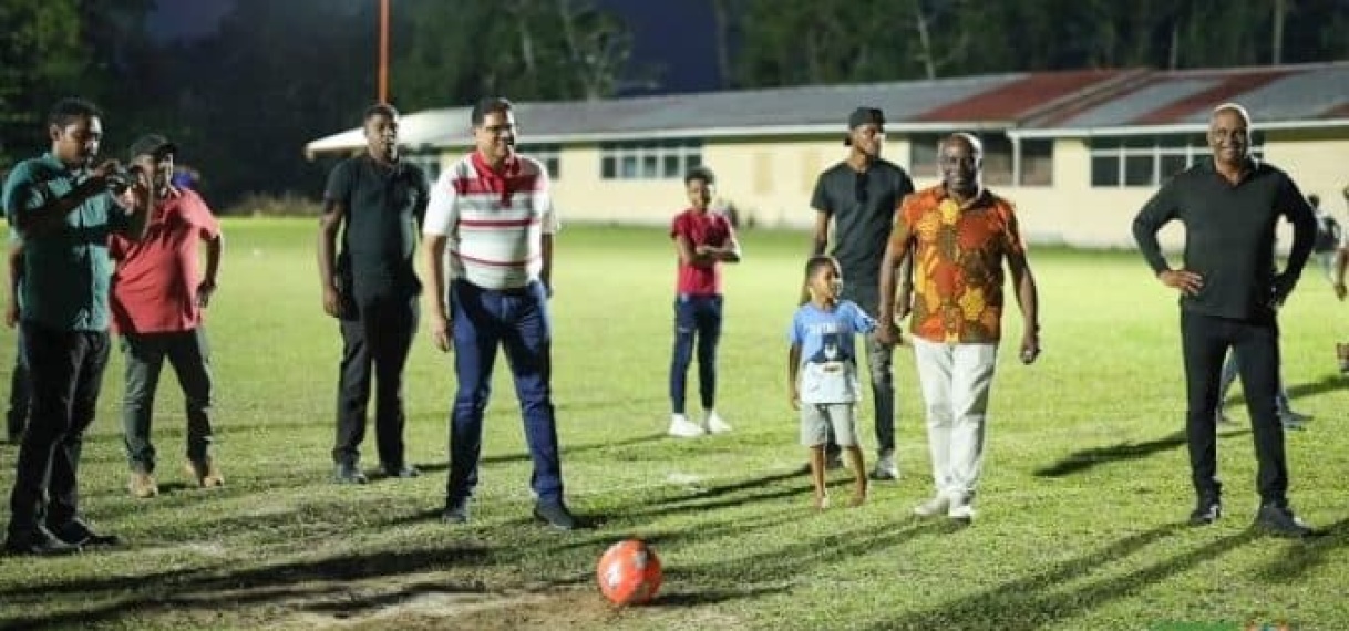 Verlichting voetbalveld Washabo een feit