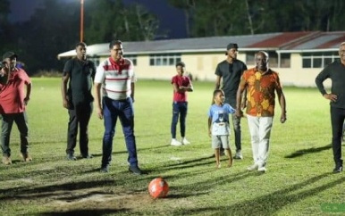 Verlichting voetbalveld Washabo een feit