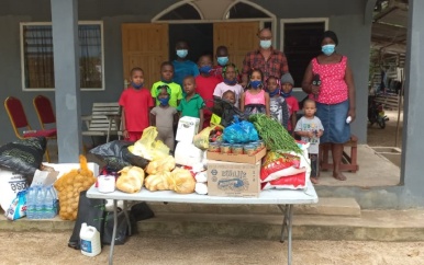 President Santokhi doneert aan kindertehuis “De Toekomst”