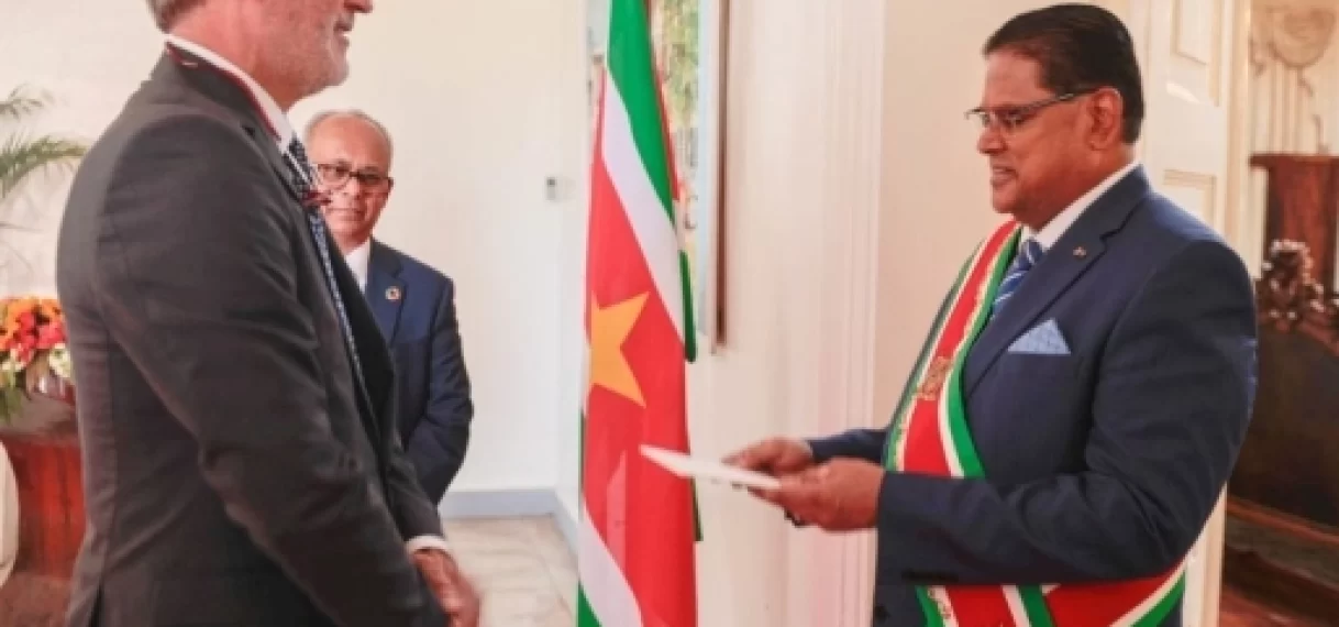Ambassadeur Walter Oostelbos overhandigt geloofsbrieven aan president Santokhi