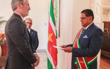 Ambassadeur Walter Oostelbos overhandigt geloofsbrieven aan president Santokhi