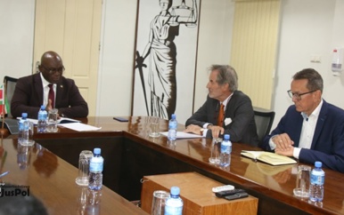 Nederlandse ambassadeur op bezoek bij minister Amoksi