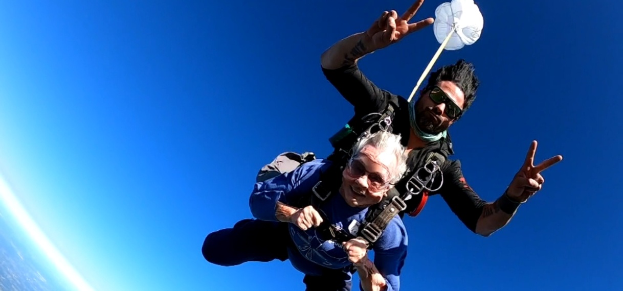 Amerikaanse van 104 vestigt mogelijk record als oudste skydiver ooit