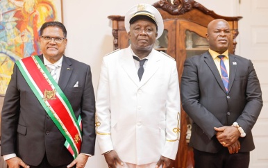 Granman Glunder als stanhoofd de Aluku’s geïnstalleerd