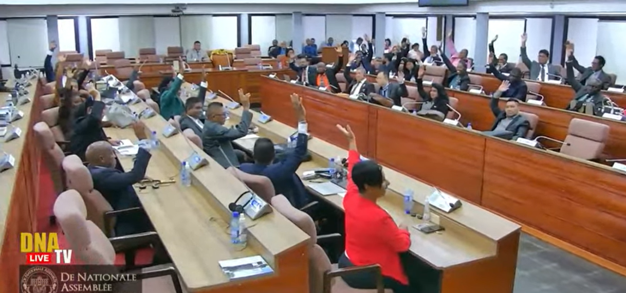 Parlement corrigeert omissie; akkoord met wijziging Grondwet