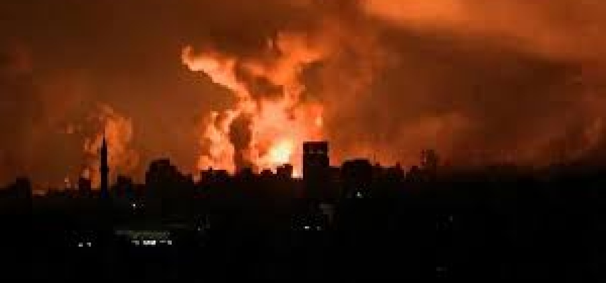 Hoe Israël om de minuut Gaza bombardeerde en het gebied in duisternis hulde