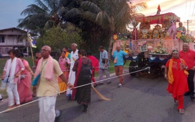 6de Ratha Yatra trekt honderden bezoekers