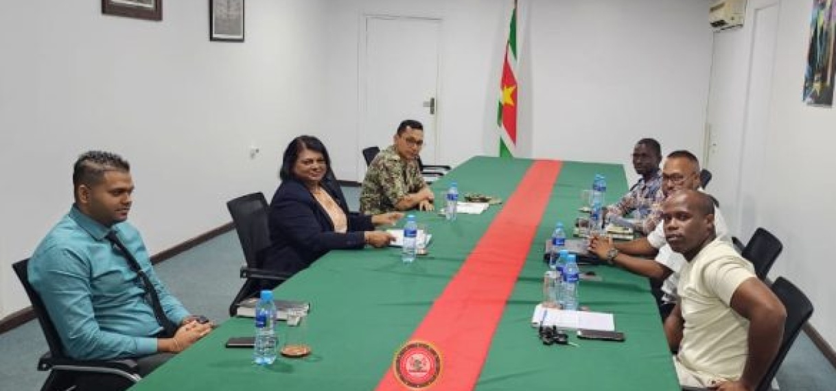 Nieuw bestuur VRM brengt kennismakingsbezoek aan minister Mathoera