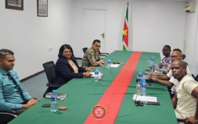 Nieuw bestuur VRM brengt kennismakingsbezoek aan minister Mathoera