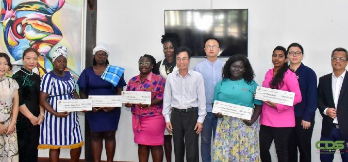 SCBA gedenkt scholen met financiële geste