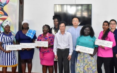 SCBA gedenkt scholen met financiële geste