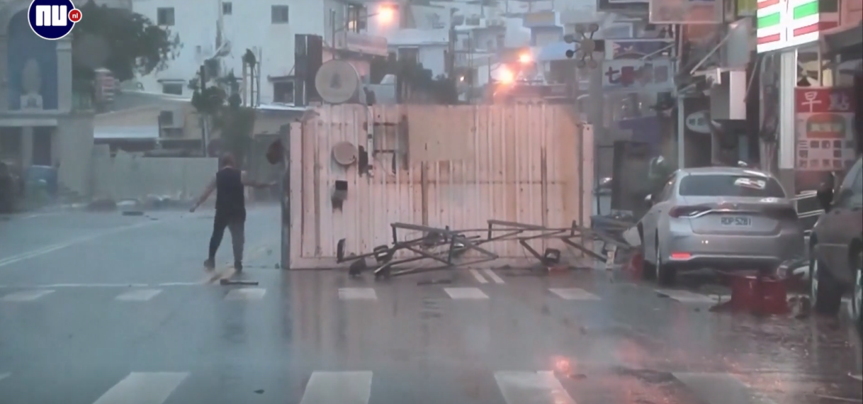 Brokstuk raakt Taiwanees tijdens tyfoon met recordwindsnelheden