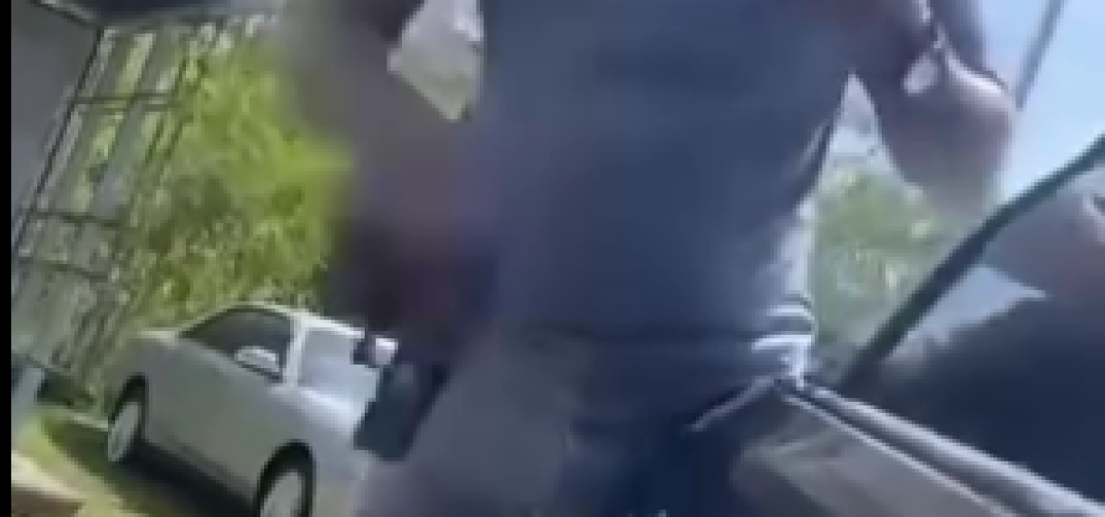 Agent die een verdachte wilde aanhouden, werd belet door mederijder