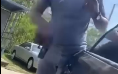 Agent die een verdachte wilde aanhouden, werd belet door mederijder