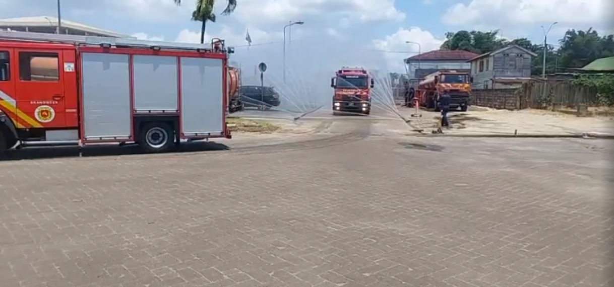 Vier blusvoertuigen eindelijk aangekomen in de kazerne