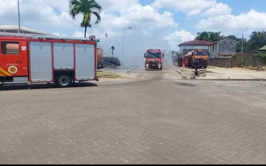 Vier blusvoertuigen eindelijk aangekomen in de kazerne