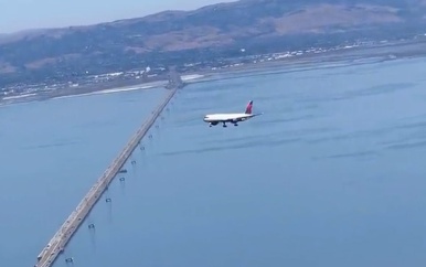 Vliegtuig lijkt stil te hangen in lucht boven San Francisco