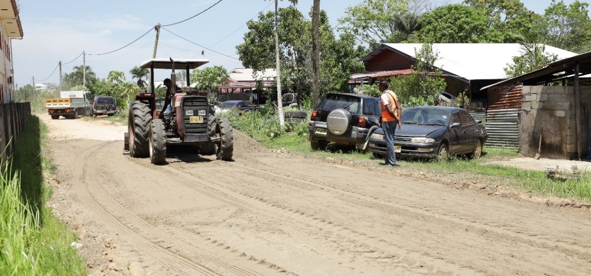 Minister Nurmohamed oriënteert zich bij bezanden wegen Lelydorp