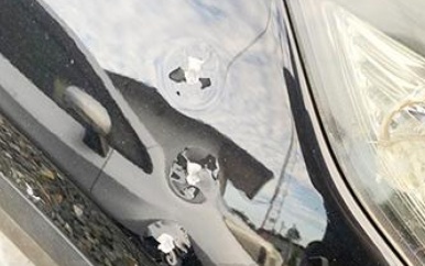 Kogelinslagen op voertuig van levenspartner Clifton Limburg