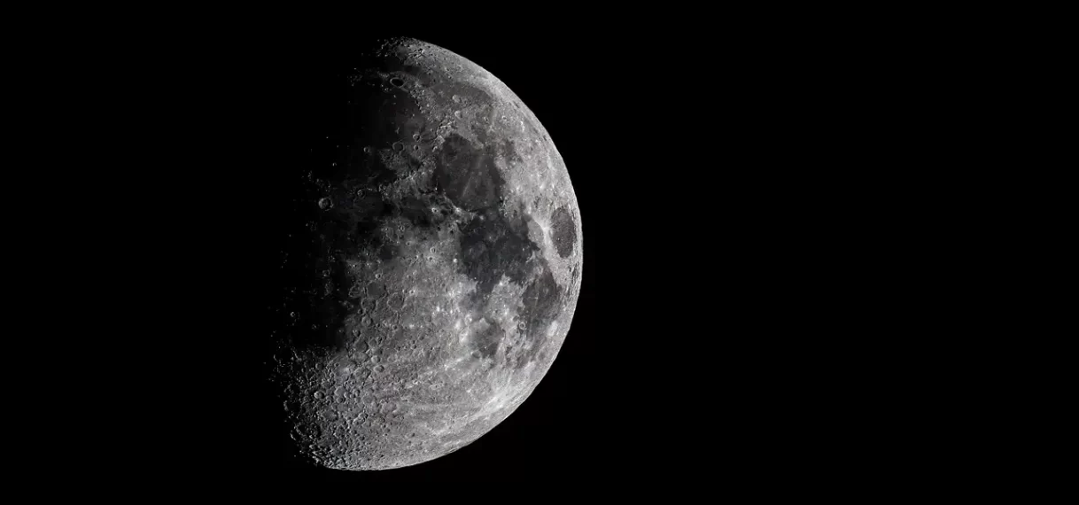 Krimpen van maan leidt tot maanbevingen en verzwakte zuidpool