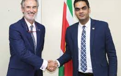 Ambassadeur Nederland brengt kennismakingsbezoek aan Volksgezondheid