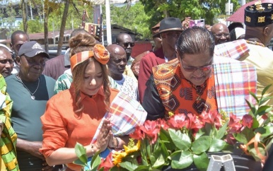 President Santokhi benadrukt diepe betekenis van kranslegging op Dag der Marrons